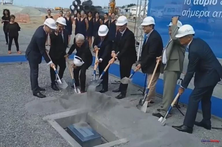 Έπεσε το κράνος του Γιάννη Μπουτάρη (βίντεο)